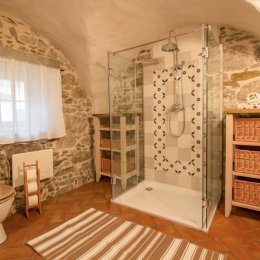 skleneny sprchovy kout v byvalem chleve stare chalupy
